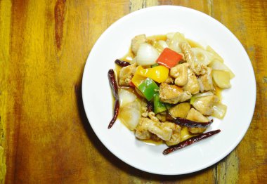  Cevizli kızarmış tavuk ve tabakta soğan.