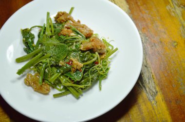  Kızarmış Chayote filiz ile plaka üzerinde çıtır tavuk