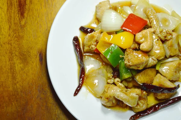 Pollo fritto con anacardi e cipolla fetta sul piatto — Foto Stock