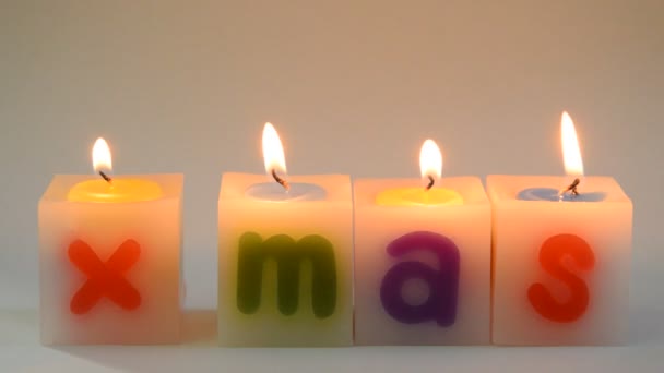 蜡烛火安排 Mas 字在白色背景和灯熄灭 — 图库视频影像
