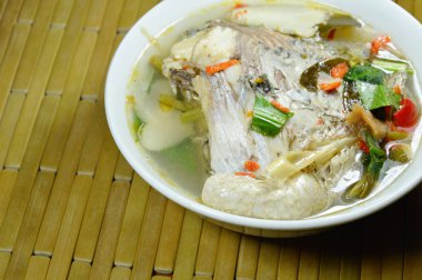 baharatlı tom yum Tilapia balık çorbası kupa haşlanmış
