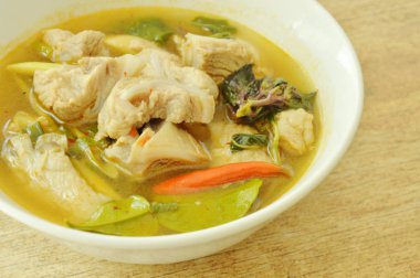 sıcak ve baharatlı domuz kemik demirhindi ve Tay otlar çorba cam kase üzerinde