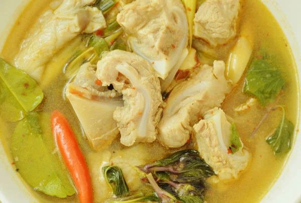 sıcak ve baharatlı domuz kemik demirhindi ve Tay otlar çorba cam kase üzerinde