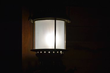 elektrik lambası asılı Tay ev gece duvar.