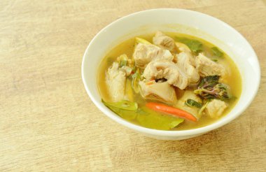 sıcak ve baharatlı domuz kemik demirhindi ve Tay otlar çorba kase üzerinde