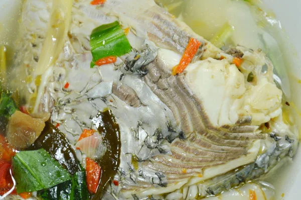 Ikan Tilapia Rebus Pedas Dalam Sup Tom Yum Atas Mangkuk — Stok Foto