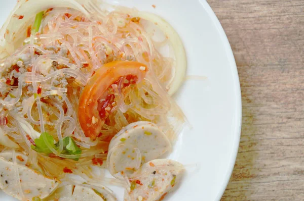 Fideos de vidrio picante con rebanada de salchicha vietnamita y ensalada tailandesa de cebolla en el plato —  Fotos de Stock