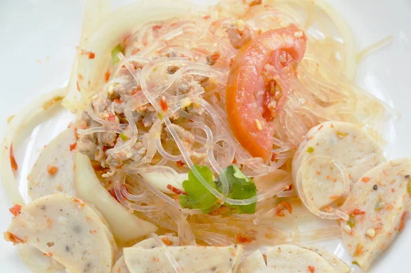 Fideos de vidrio picante con rebanada de salchicha vietnamita y ensalada tailandesa de cebolla en el plato —  Fotos de Stock