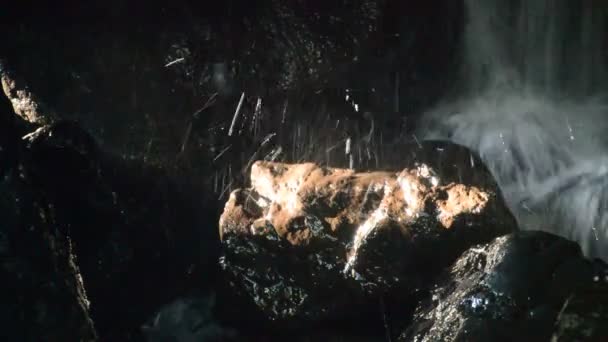 森の岩の裏の洞窟の滝 — ストック動画
