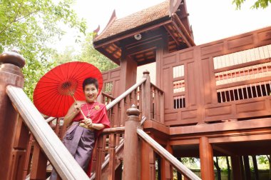 Ahşap Antik evde Tay Asyalı yaşlı kadın soyunma retro kostüm