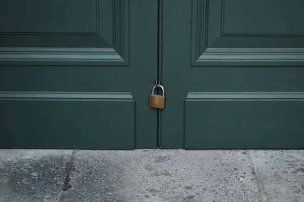 Serrure Clé Maître Sur Porte Bois Verte — Photo