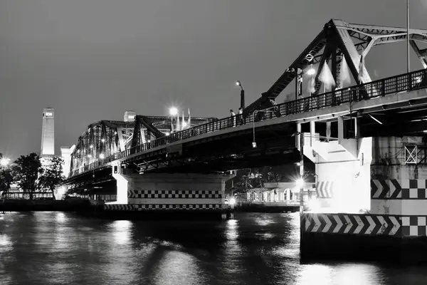 泰国曼谷 2018年12月29日 Phra Phuttha Yodfa 纪念桥古桥横穿 Cho Phraya 河连接人从另一边并且开发城市直到1932年 — 图库照片