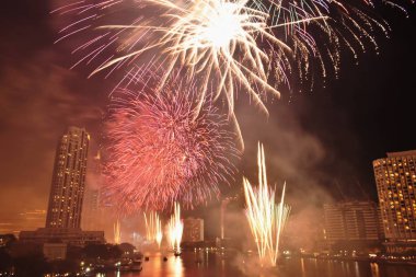 Tayland 'daki Cho Phraya nehrinde yeni yıl kutlamaları