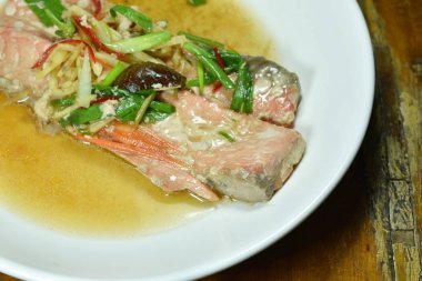  soya sosu dilim zencefil plaka üzerinde tepesi ile haşlanmış somon