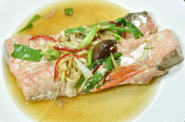  soya sosu dilim zencefil plaka üzerinde tepesi ile haşlanmış somon