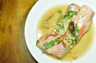  soya sosu dilim zencefil plaka üzerinde tepesi ile haşlanmış somon