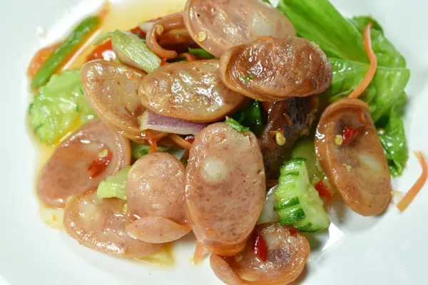 Pedas Sosis babi Cina dengan sayuran salad Thailand di piring — Stok Foto