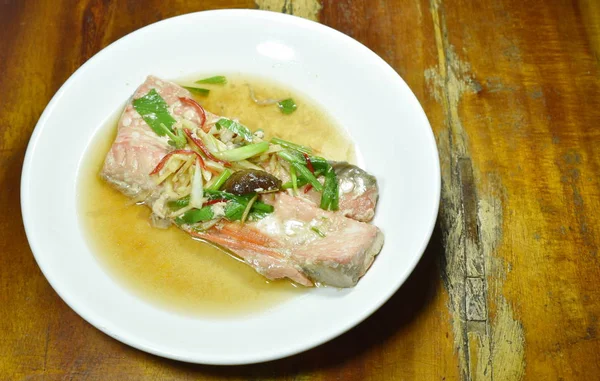 간장 접시에 슬라이스 생강을 토 핑 찐된 연어 — 스톡 사진