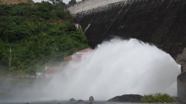 Su taşkın kapağı Khun Dan Prakarn Chon büyük beton baraj Tayland