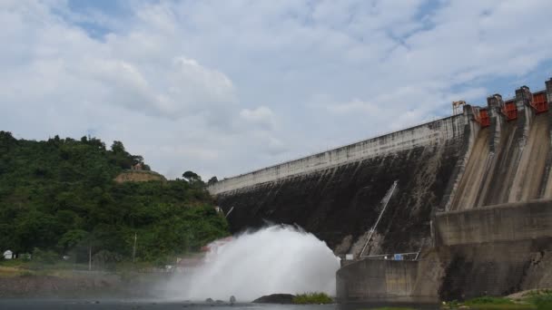 Água Salpicando Inundação Khun Dan Prakarn Chon Enorme Barragem Concreto — Vídeo de Stock