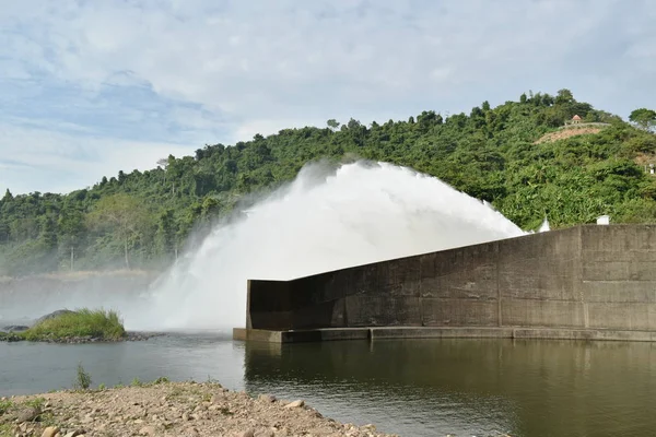 Water Splashing Floodgate Khun Dan Prakarn Chon Huge Concrete Dam — Stock Photo, Image