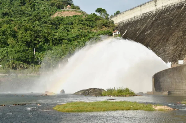 Water Splashing Floodgate Khun Dan Prakarn Chon Huge Concrete Dam — Stock Photo, Image