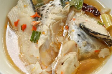 baharatlı somon balık kafası ve Tom Yum çorbası kupa bardağı taşıran damla mantar