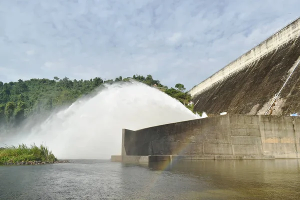 Spruzzi Acqua Dal Cancello Khun Dan Prakarn Chon Enorme Diga — Foto Stock