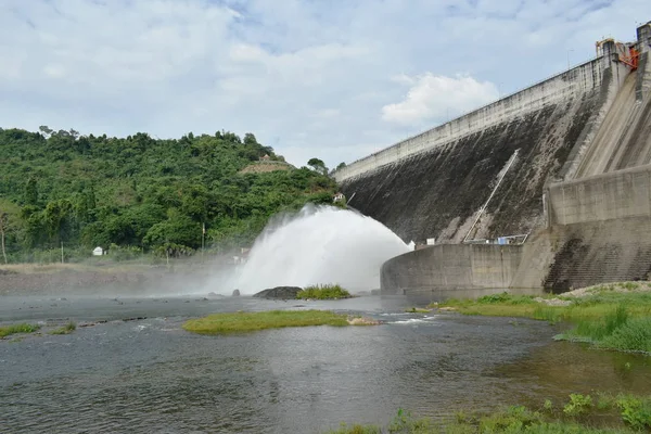 Water Splashing Floodgate Khun Dan Prakarn Chon Huge Concrete Dam — Stock Photo, Image