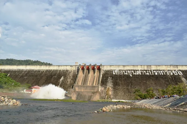 Water Splashing Floodgate Khun Dan Prakarn Chon Huge Concrete Dam — Stock Photo, Image