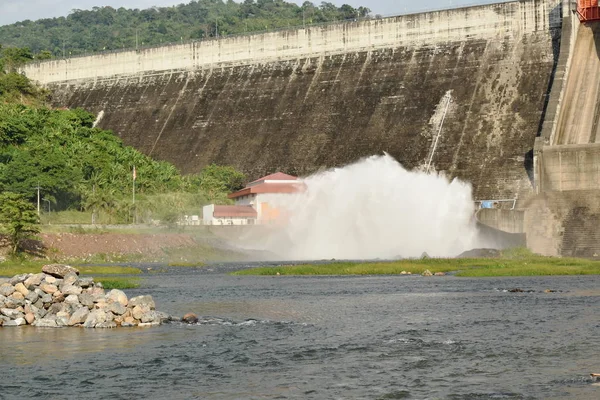 洪水門から水が飛び散る Khun Dan Prakarn Chonタイの巨大なコンクリートダム — ストック写真