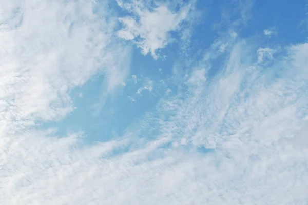 Große Wolke Breitet Sich Bei Sonnigem Tag Himmel Aus — Stockfoto