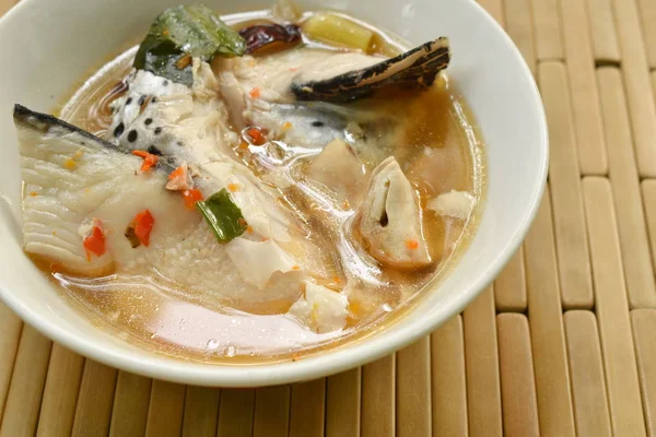 Würziger Lachsfischkopf Und Strohpilz Tom Yum Suppe Auf Schüssel — Stockfoto