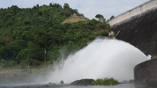 洪水門から水が飛び散る Khun Dan Prakarn Chonタイの巨大なコンクリートダム — ストック動画