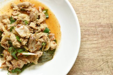 baharatlı tavuk ve karaciğer salata plaka üzerinde Tay salatası