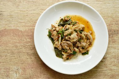 baharatlı tavuk ve karaciğer salata plaka üzerinde Tay salatası