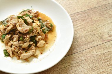 baharatlı tavuk ve karaciğer salata plaka üzerinde Tay salatası