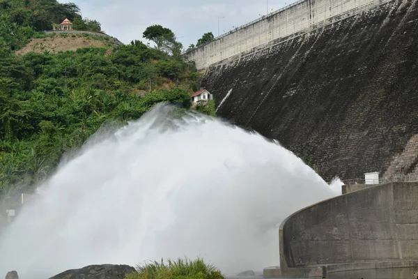 Spruzzi Acqua Dal Cancello Khun Dan Prakarn Chon Enorme Diga — Foto Stock