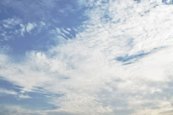 Большое Облако Распространяющееся Небу Солнечный День — стоковое фото