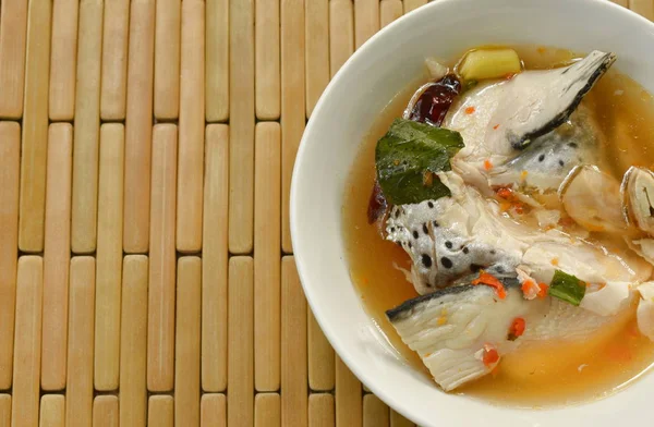 baharatlı somon balık kafası ve Tom Yum çorbası kupa bardağı taşıran damla mantar