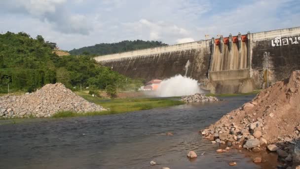 Брызги Воды Шлюза Кхун Дан Пракарн Чон Огромная Бетонная Плотина — стоковое видео