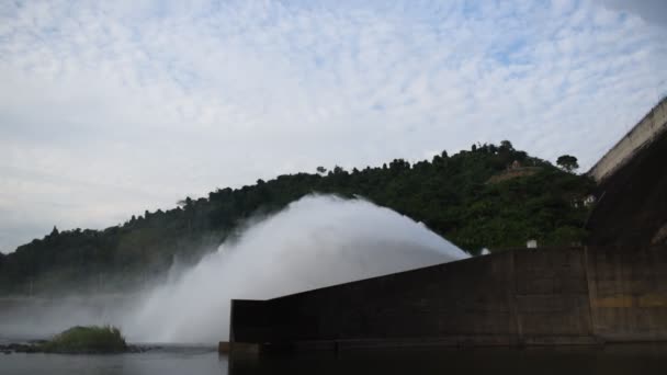 Wasser Spritzt Aus Der Schleuse Khun Dan Prakarn Chon Riesiger — Stockvideo