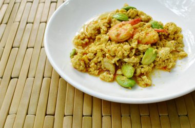  baharatlı heyecan bükülmüş küme fasulye ile tabak karides ve chop tavuk kızarmış