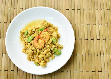  baharatlı heyecan bükülmüş küme fasulye ile tabak karides ve chop tavuk kızarmış