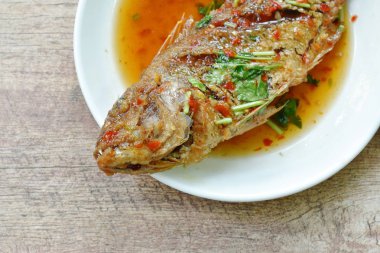  derin kızarmış Kırmızı snapper balık soyunma tatlı biber sos plaka üzerinde