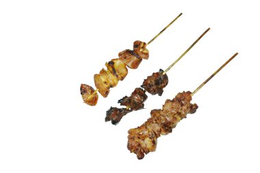 kavrulmuş domuz eti ve tavuk karaciğer saplanmışsın beyaz arka plan üzerinde ahşap sopa ile iç organlar