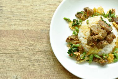  baharatlı karıştırın kızarmış fesleğen yaprağı pirinç kızarmış domuz eti