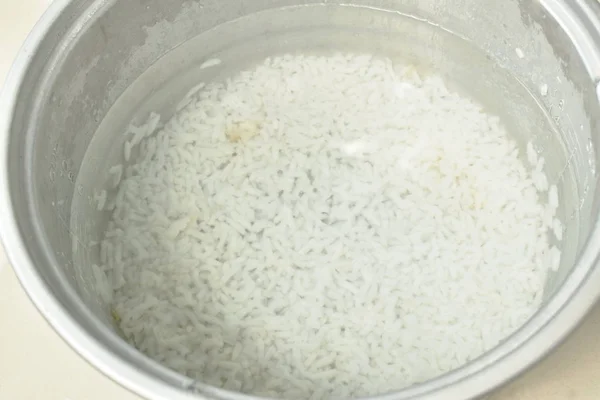 Arroz Colado Panela Cozinhar Embeber Água Para Limpeza — Fotografia de Stock