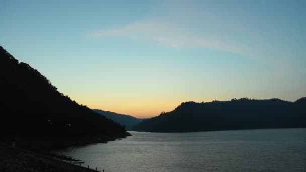 Ανατολή Του Ηλίου Πίσω Από Βουνό Στον Ποταμό Στην Ταϊλάνδη — Αρχείο Βίντεο