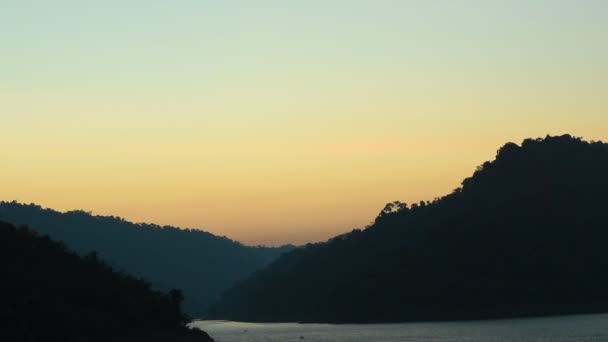 Sonnenaufgang Hinter Berg Fluss Thailand — Stockvideo